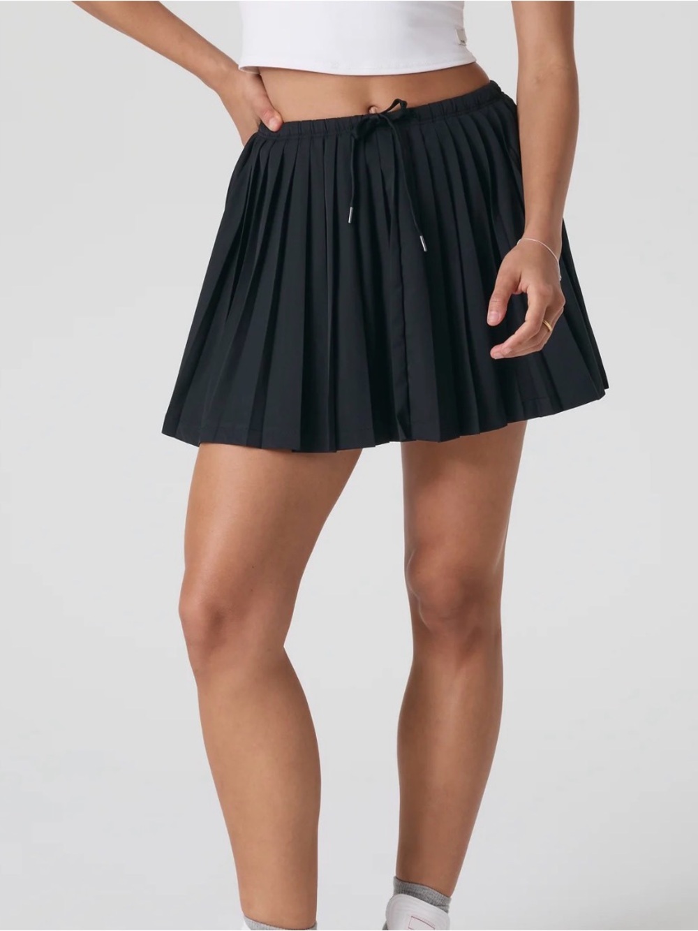 NWOT Vuori Black Clementine Pleated Tennis Skirt, size medium, 15”